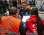 Una persona en una mesa, hablando con otras dos 