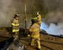 Bomberos apagando un incendio en un bosque