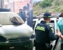 Policía arrestando a un hombre