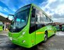 Bus verde en la carretera