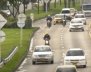 Carretera con carros y motos transitando