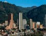 Edificios, rascacielos y casas en una vista panorámica. Una montaña grande atrás.