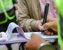 Manos de Policía que imparte un comparendo de tránsito
