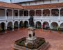 Imagen de la plazoleta central dentro de la Universidad del Rosario