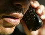 Hombre llamando por un celular para hacer una extorsión