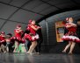Bailarines de joropo sobre un escenario 