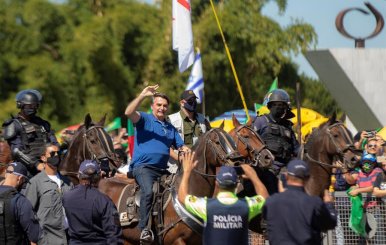 Bolsonaro se pasea en caballo en plena crisis por coronavirus