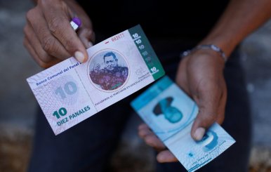 La cara del fallecido presidente Hugo Chávez ilustra los billetes de mayor denominación