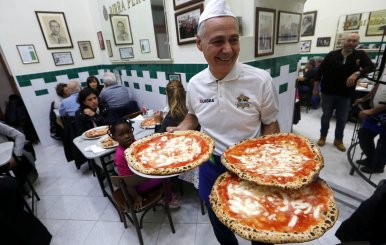 El arte de la elaboración de la pizza napolitana fue incluido el jueves en la lista del patrimonio inmaterial de la humanidad