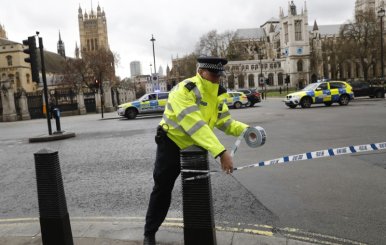 Al menos una docena de heridos cerca del Parlamento británico