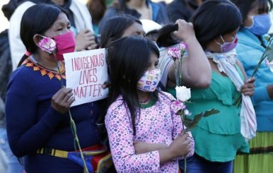 Protesta ante la principal unidad militar de Bogotá por la violación de una niña indígena