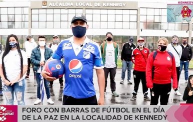 Foro con barras de fútbol en el Día de la Paz en la localidad de Kennedy