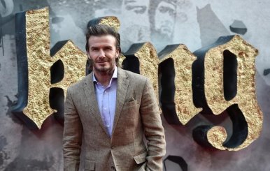 David Beckham posa durante el estreno europeo de "King Arthur: Legend of the Sword" en Londres