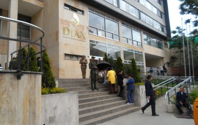 Dirección_de_Impuestos_y_Aduanas_Nacionales_(DIAN)_-_panoramio