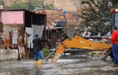 Espuma contaminante en barrio de Soacha