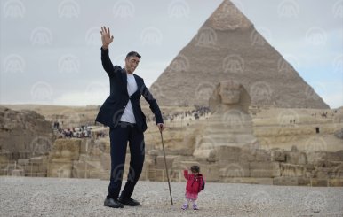 El hombre más alto del mundo visita las pirámides de Egipto