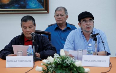 El líder del ELN Nicolás Rodríguez (a la izquierda en la imagen), en una rueda de prensa junto al comandante de las FARC Timoleón Jiménez en La Habana