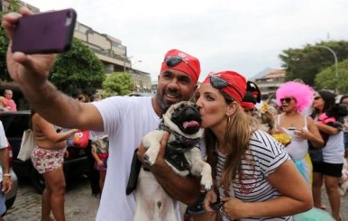 Imagen de archivo de una pareja tomándose un autorretrato en el carnaval de Río de Janeiro