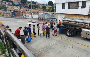 Carrotanque en Usme por falta de agua