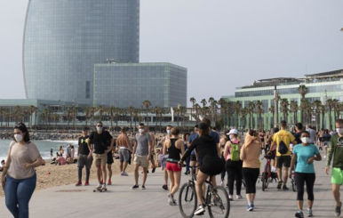 Personas en playa de España