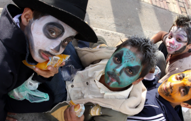 Fiesta de Halloween en el parque de Suba en Bogotá (Colombia).