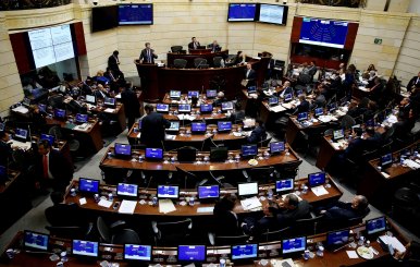 La cadena perpetua para violadores de niños avanza en el Congreso colombiano