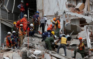 Mexican soldiers and rescue workers work on a collapsed building after an earthquake in Mexico City