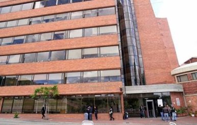 Edificio de ladrillos y ventanales negros