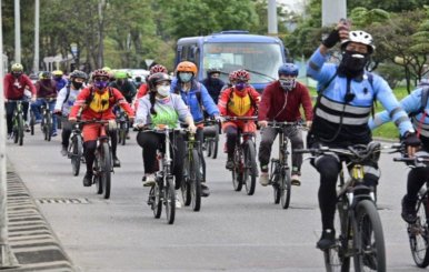 Personas en bicicleta por una de las vías principales de la ciudad
