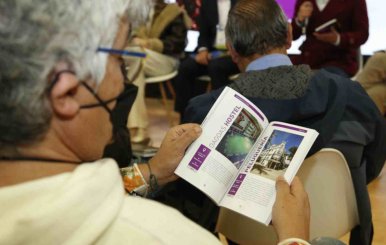 Mujer leyendo la nueva guía de turismo 