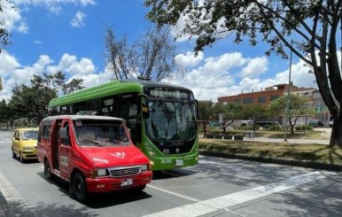 Bus colectivo en la Autopista Sur 