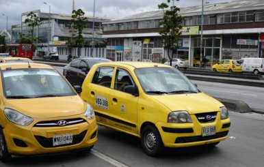 Dos taxis en las calles de Bogotá 