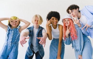 Niños y adolescentes de varios géneros haciendo gestos frente a la cámara