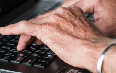 Hombre en computador