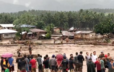 People attempt to rescue flood victims in Lanao Del Norte