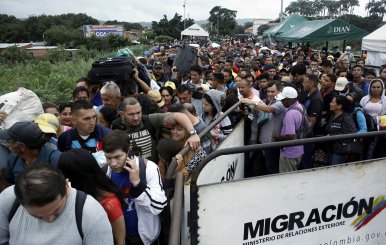 People queue to try to cross into Venezuela from Colombia through the Simon Bolivar international bridge in Cucuta