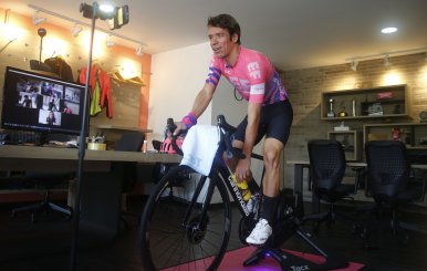 Rigoberto Urán realiza carrera y entrenamiento virtual con amigos y aficionados