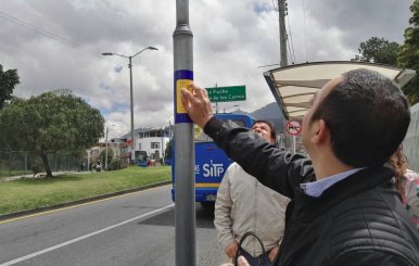 TransMilenio lanza campaña para respetar plaquetas de señalización en braille