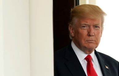 Trump meets Vietnam's Prime Minister Nguyen Xuan Phuc in Washington