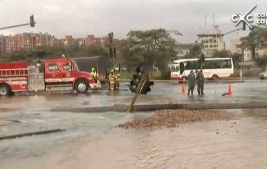 Cerrada Avenida La Esperanza con carrera 50 por rotura de tubo de agua