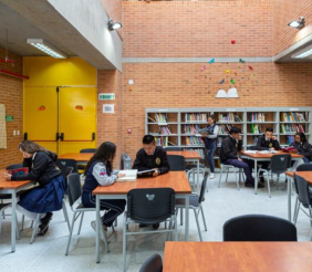 Jóvenes estudiando 