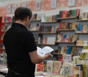 Un hombre leyendo un libro 