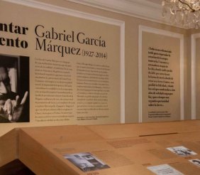 Una pares con fotografías y textos 