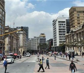 Personas caminando por la calle