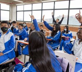Un salón lleno de estudiantes con sudaderas azules