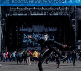 Una tarima para conciertos con público al frente