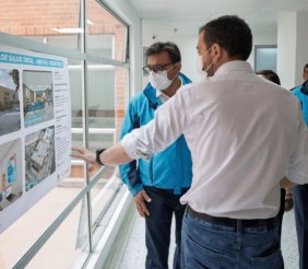 Tres hombres con chaquetas azules y tapabocas