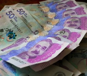 Mesa con billetes de 50 mil pesos colombianos