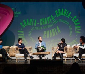 Una tarima con cinco personas charlando