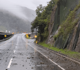 Cierre en la vía al Llano por derrumbes